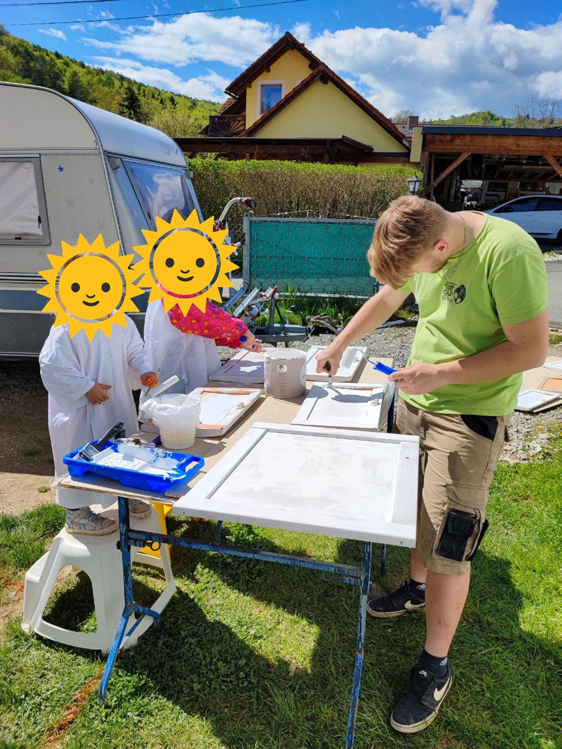 Teamarbeit beim Wohnwagen renovieren